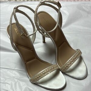 Aldo NIB Perlea size 10.  Beautiful pearl embossed pleather shoes
